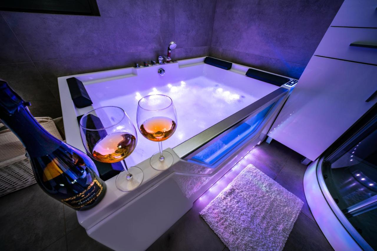 Hot Tub Jacuzzi Chillout